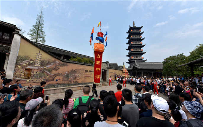 江南水鄉(xiāng)狂歡節(jié)-第十八屆中國(guó)烏鎮(zhèn)烏村香市 (24)古老中幡.jpg