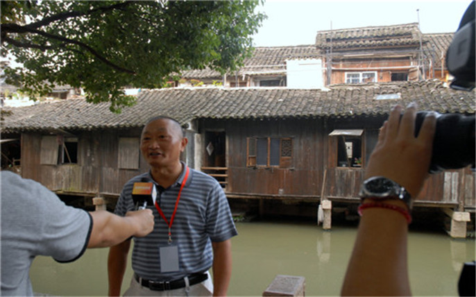 “烏鎮(zhèn)變化很大，越來越美。這次老年人免費(fèi)游烏鎮(zhèn)活動(dòng)，非常開心！”_副本.jpg